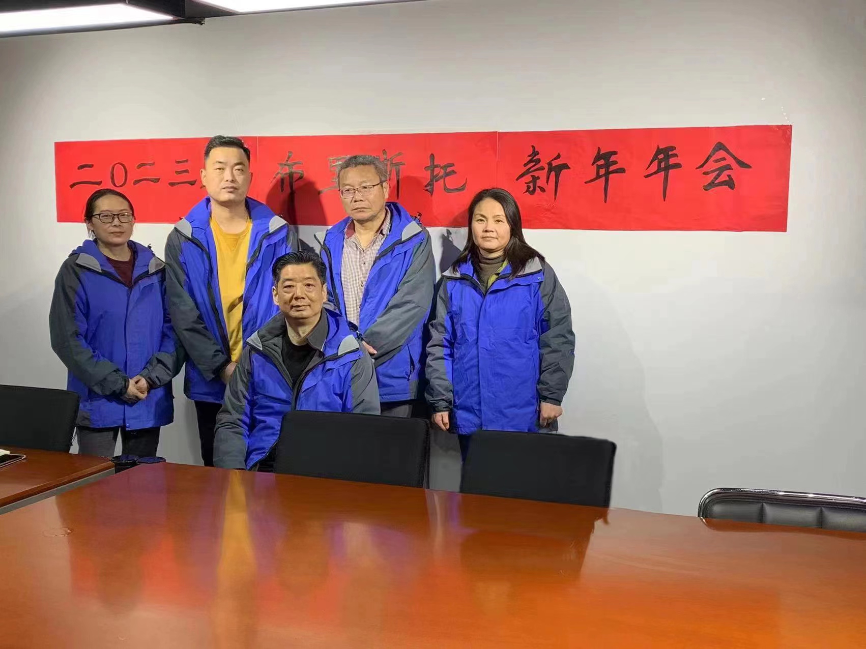 浦東區(qū)域年會現(xiàn)場 為優(yōu)秀員工頒發(fā)獎狀及禮品